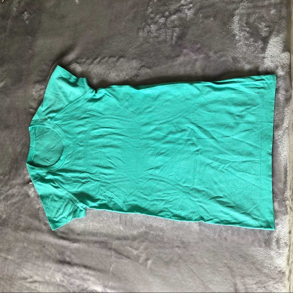 Stretchy lulu shirt